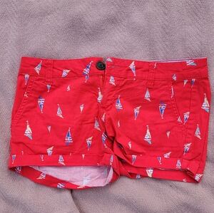 SO Red Sailboat Print Women's Shorts